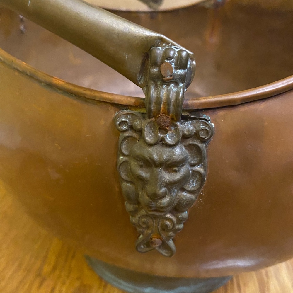 Vintage Hammered Copper Coal Scuttle Bucket With White & Blue Porcelain Handles - Picture 5 of 6
